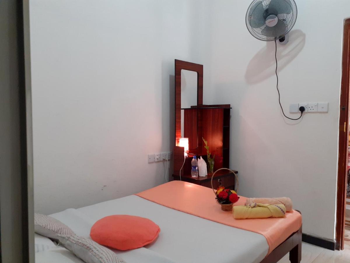 Subash Hotel Nallathanniya Zimmer foto